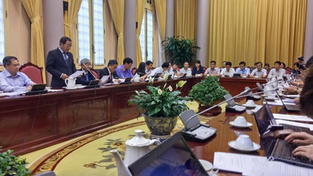 Phó chủ nhiệm Văn phòng Chủ tịch nước Đào Việt Trung công bố lệnh của Chủ tịch nước, Nghị quyết của Quốc hội về việc lùi thời hạn thi hành Bộ luật Hình sự.

